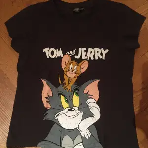 T-shirt, Tom och Jerry (texten har spricker) stl 170 eller xs Pris: 15:-  T-shirt, med guldtryck Fearless och kattansikte, ser ut som Hello Kitty men det är inte märket, stl s Pris: 40:-  T-shirt, Bambi, Disney, stl -70 eller xs Pris: 30:-