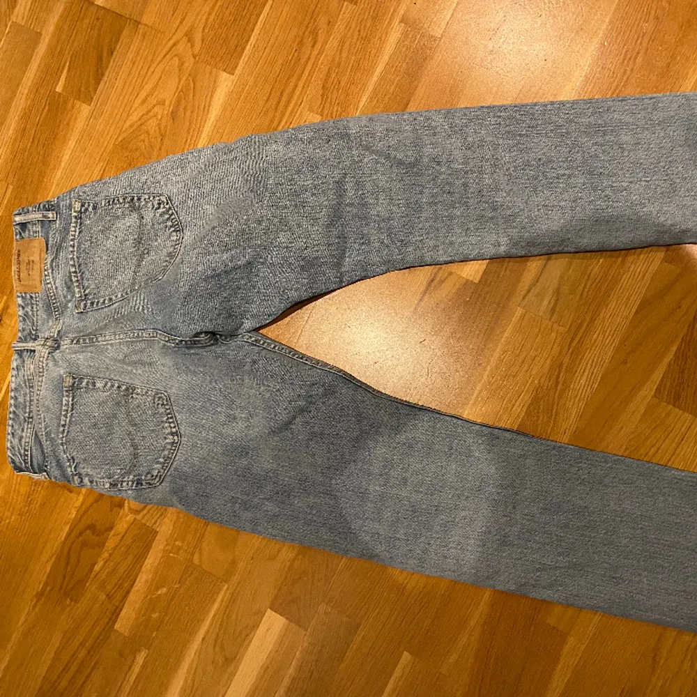 Ett par blåa jeans i storlek 29/32, säljs pga att jag inte kan ha dem längre. Jeans & Byxor.