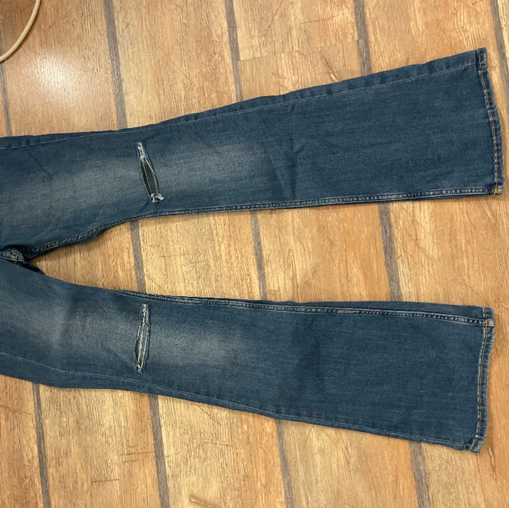 Bootcut jeans som är ganska mjuka och stretchiga. Lite osäker på vad dom är från men skulle tippa på h&m eller något liknande. Passar S. Jeans & Byxor.