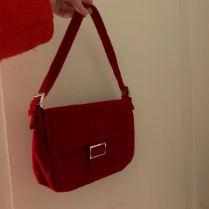 Röd väska  - Supersöt röd väska i sammet