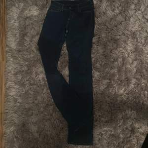 Levi’s jeans som är använda 1 gång. De är raka i modellen