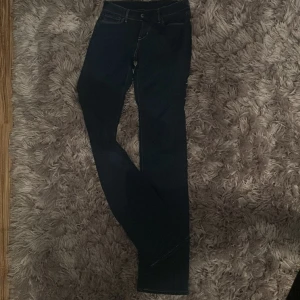 Levis jeans - Levi’s jeans som är använda 1 gång. De är raka i modellen