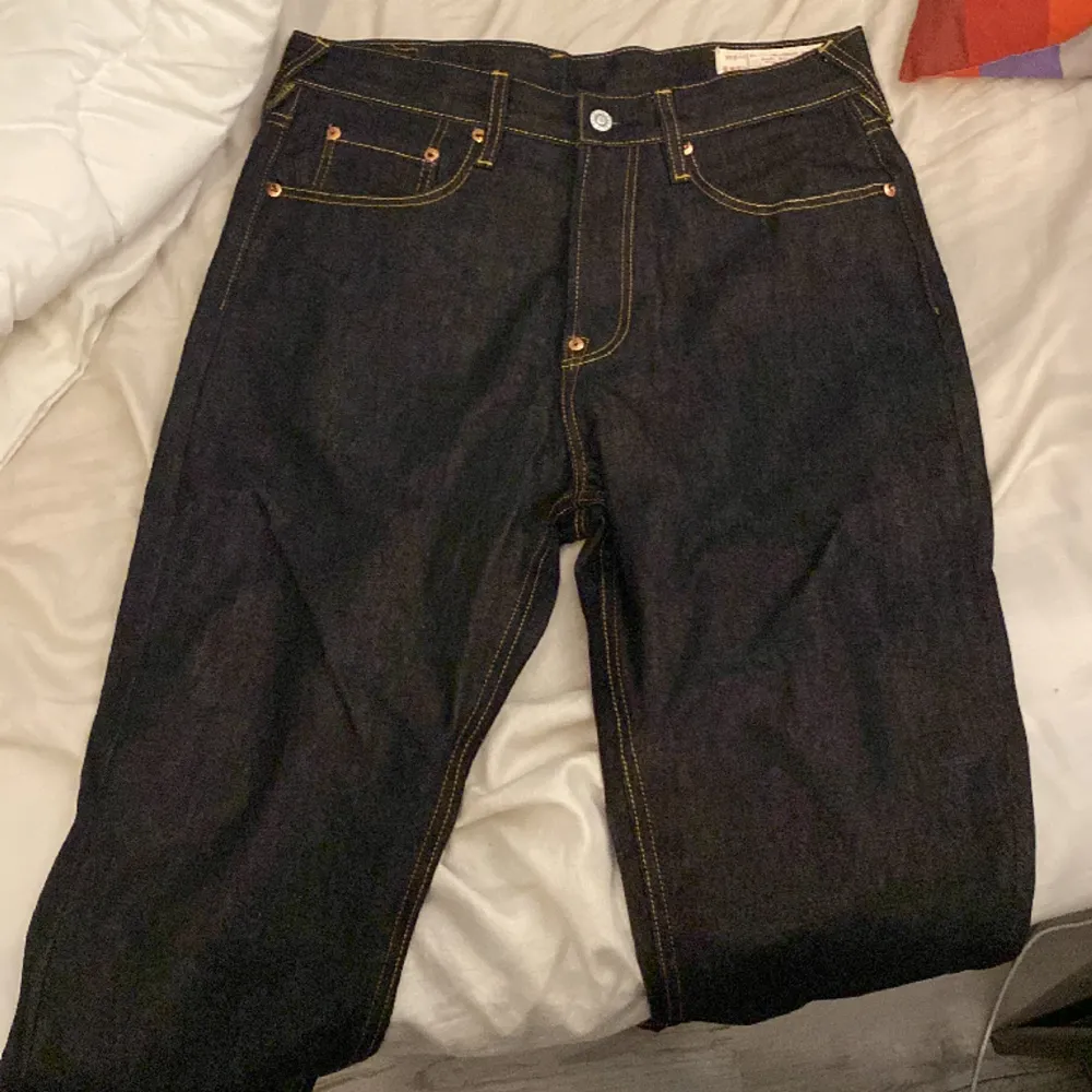  jeans helt ny skick ville inte ha dem för jag har bytt stil. Helt oanvända.Helt Äkta evisu jeans 1:1 inte original. Jeans & Byxor.