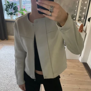 Tunnjacka ZARA - Fint skick. Frakt tillkommer.