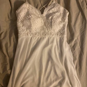 Klänning  - Vit klänning, använd en gång storlek S 