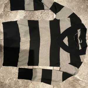 Tröja stl. XL - Svart och grå randig tröja i storlek xl. Säljes pga stor garderobrensning. Kika gärna på mina andra annonser, säljer mycket. Samfraktar gärna:)
