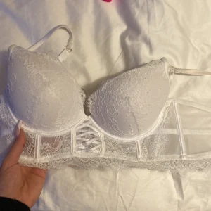 Vit bh - Superfrin vit bh från new yorker som även kan användas som topp under exempelvis en svart kavaj på utekväll😍