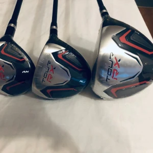 Golfset med 10 st klubbor från Wilson  - Nypris 3800kr - säljes för 2100 kr.   Nybörjarkit. Golfset med 10 st klubbor från Wilson. Helt nya med plast över, inga defekter. Ingår även bag, pegs, helt ny handske & golfbollar. DM om mer info önskas. Priset kan diskuteras. 