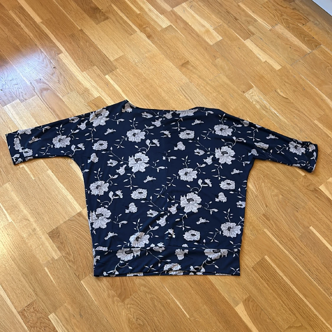 Snygg blommig topp, House of Lola, L - 91