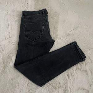 Säljer mina fina diesel jeans i storlek W32 L32, de är sparsamt använda och det finns inga defekter. Skriv om du har några funderingar:) Först till kvarn:) 