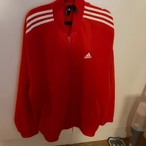 3 st adidas tröjor  - Xl aldrig använda  750kr för alla 