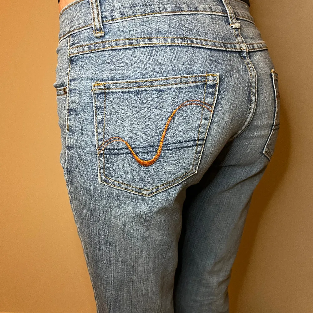 Ljusblå lågmidjade jeans   Mått: Midjemått- 37cm Innerbenslängd- 75,5 cm Ytterbenslängd- 100,5 cm. Jeans & Byxor.