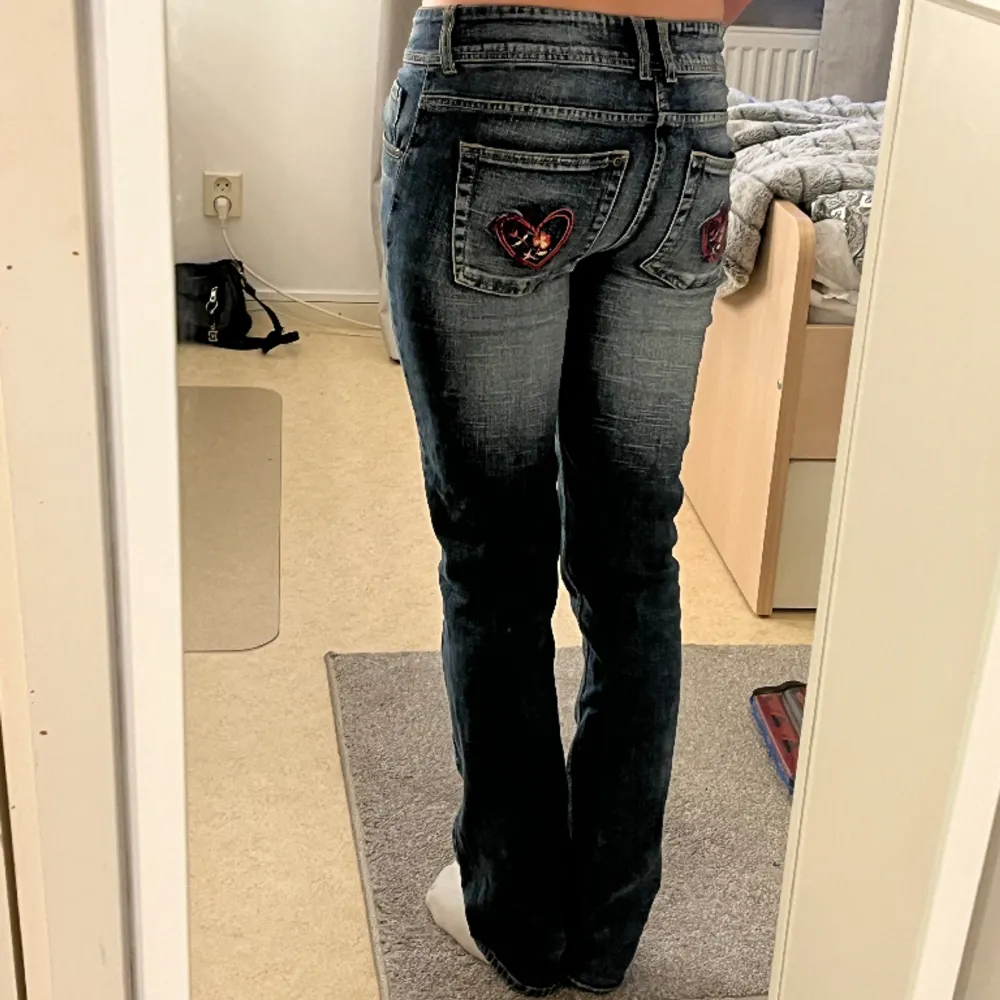 super snygga jeans, med rosa hjärtan på bak fickorna🩷Säljer dessa för att min garderob är full och måste rensa 💕. Jeans & Byxor.