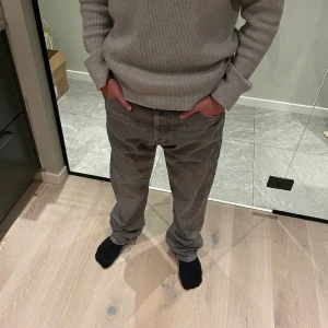 Gråa jeans  - Gråa jeans, knappt använda och är i bra skick. Innerbenslängden är 79 cm, midjemåttet är 44 cm.   Pris kan diskuteras 