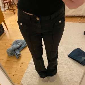 Hm jeans  - Säljer dessa super trendiga jeans från hm! Lappen är borttagen och kommer tyvärr inte ihåg vilken storlek dom är. Men jag bär normalt sätt 36/38, Jag är 170, de är lite för långa så skulle säga att de passar någon upp till 175 cm. Inga bakfickor 💋