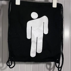 billie eilish blohsh gympapåse - en av öglorna sitter löst men kan sys på plats enkelt. osäker på vart denna är köpt ifrån, men jag gissar på något ställe som shein eller wish. själva kvaliteten på påsen och trycket är helt okej bortsett från den lösa öglan. kp vid frågor! :)