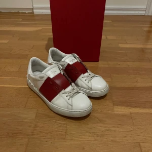 Valentino skor - Hej, jag säljer dessa otroligt feta och fräscha skor. Cond 9/10. Storlek 42 passar 43. Box ingår. Dem är såklart äkta med. Hör av dig vid minsta lilla fundering. Mvh Oskar