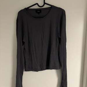 Mörk grå långarmad tröja från LXA. Endast använd 1 gång. Storlek: L
