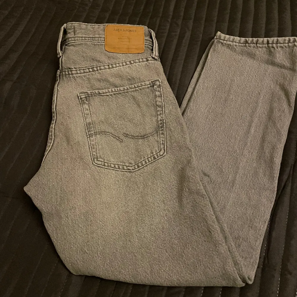 Jack&Jones jeans, modell Loose/Chris. W28/L30. Grå. Knappt använda. Nypris: ca 600-700kr.. Jeans & Byxor.