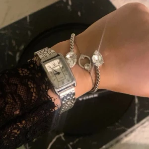 Silver klocka - Säljer min silver klocka då jag slutat använda den 💞Tänker mig ett pris runt 500 💞