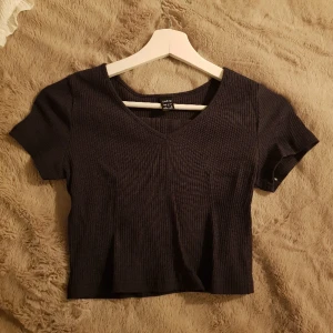 T Shirt - Ribbad marinblå T shirt. Färgen kommer inte riktigt fram i bildwn men den e marinblå.