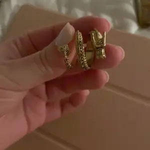 Guldig ring som ser ut dom en drake. provad men inte använd. 