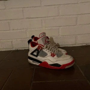 Jordan 4 fire red - Storlek 39 Köpte på Plick 