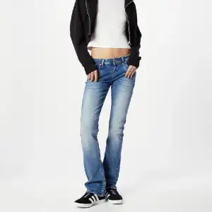 Säljer ett par ltb jeans valeria, ny skick använda kanske 3 gånger💕Skriv för frågor eller funderingar! Säljer pågrund utav att de är för stora på mig🥰