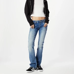 Ltb jeans  - Säljer ett par ltb jeans valeria, ny skick använda kanske 3 gånger💕Skriv för frågor eller funderingar! Säljer pågrund utav att de är för stora på mig🥰