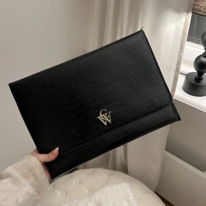 datorfodral  - Datorfodral från Carin Wester!🫶🏽 Lite nött på märket men annars i superfint skick! 