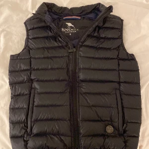 Snoot Stockholm väst - Eftertraktad Snoot Stockholm väst perfekt till våren. Västen säljs inte längre av Snoot och därför svår att hitta. Kan diskutera pris. Om du har några funderingar hör av dig privat / mvh Teo