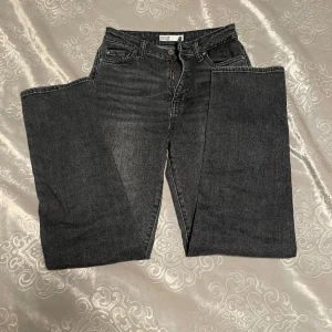 gråa jeans  - midja: 32cm innerbenslängd: 73cm inga defekter