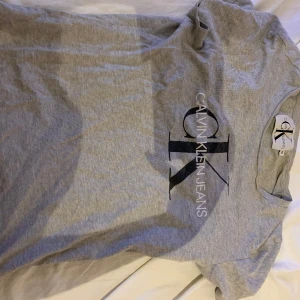 Calvin Klein jeans tröja  - Calvin Klein jeans tröja grå använd några gånger 