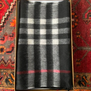 Burberry halsduk - Fet burberry halsduk Nypris ca 4000 Använt fåtal gånger 9/10 skick