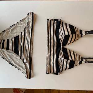 Grymt snygg svart/ cremevit bikini med trekantstopp och låga byxor från Lindex, storlek 36