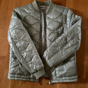 Vårjacka  - Jättefin vårjacka i storlek M 