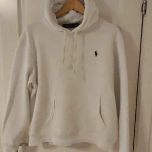 Ralph Lauren hoodie  - En ralph lauren hoodie som jag köpte ett tag sen, har använt den 3 gånger o har tröttnat på den.  Köpt på boozt för 1500 på rea.