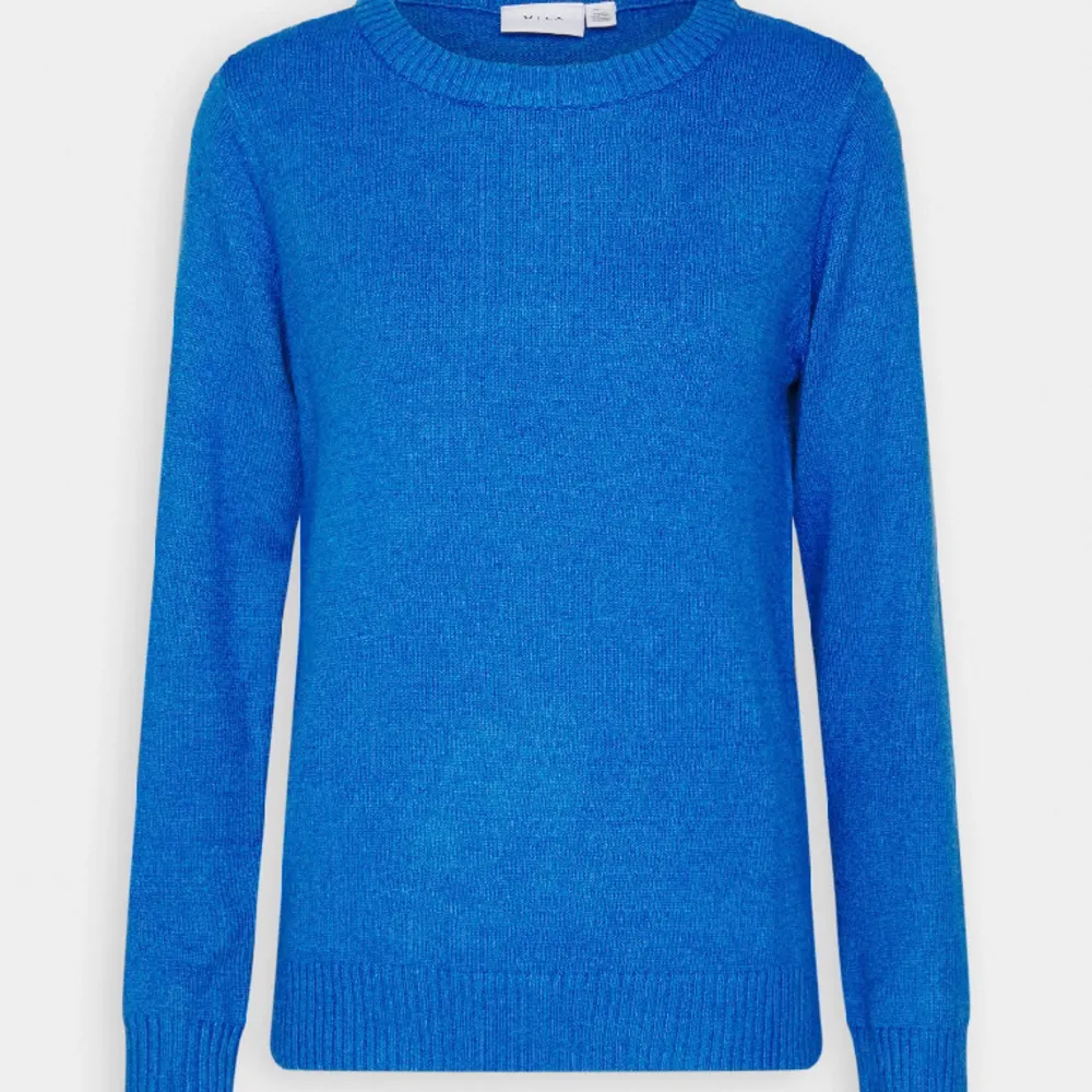 Säljer denna blåa stickade tröjan från vila då jag inte använder den. Den är lite nopprig på under ärmen men inget som man lägger märke till😊Nypris 329 säljer för 175 + frakt. Tröjor & Koftor.
