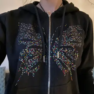 rhinestone fjäril zipup hoodie. Står storlek M men sitter som en S. 