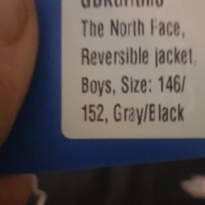 The northface vinter jacka barn - The northface vinter jacka som man kan vända ut och in för barn. Svart på ena sidan och grå svart på andra size 146/152. Som ny.