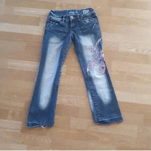 Fett snygga crazy age jeans från 2000 talet som är lågmidjade. Köptes från en annan säljare, men var för korta för mig:( startpris 1200 men pris kan absolut diskuteras!!!!