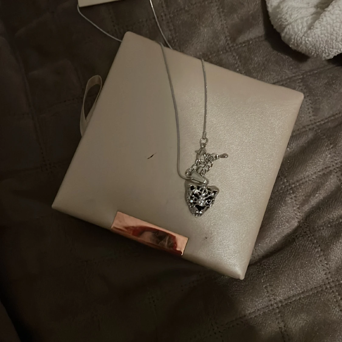 Säljer detta tiger halsband 