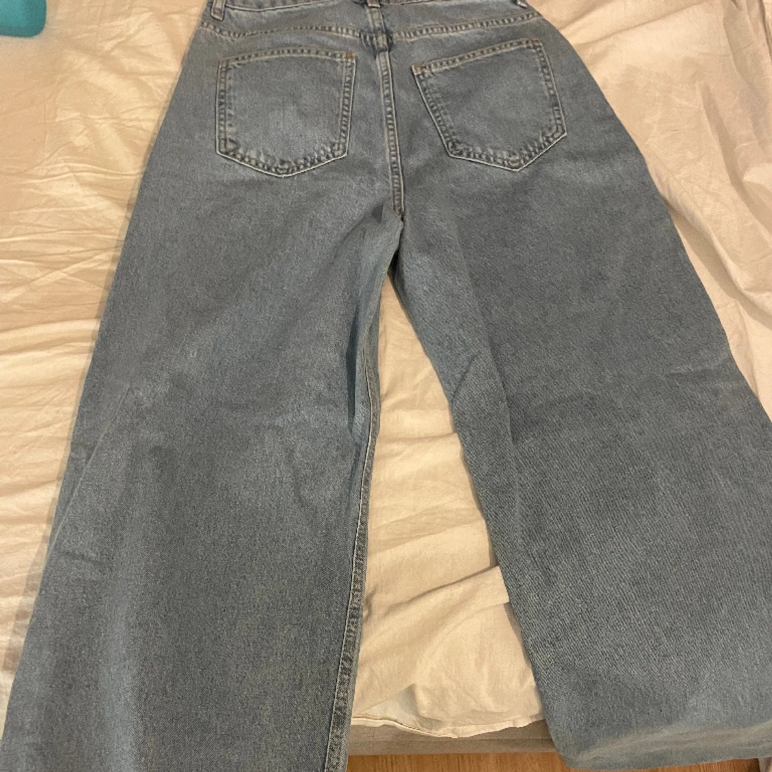Oanvända ljus blåa jeans  - 90