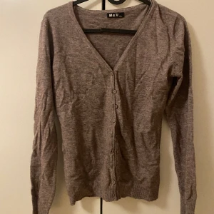 Kofta - Säljer en stickad kofta, brun färg typ