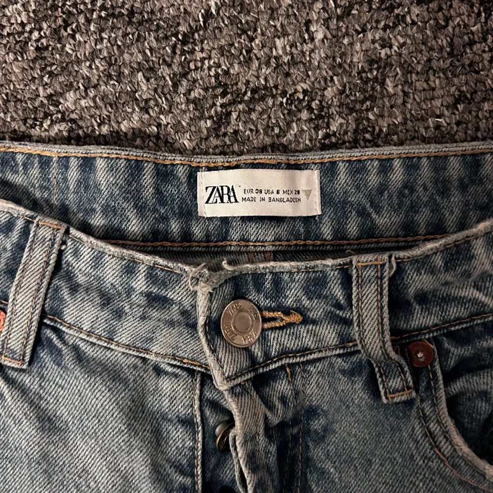 Zara midwaist jeans storlek 38. Jeans & Byxor.