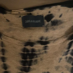 Zadig Voltaire tröja  - Zadig Voltaire tröja med coolt tryck, knappt använd 💕✨