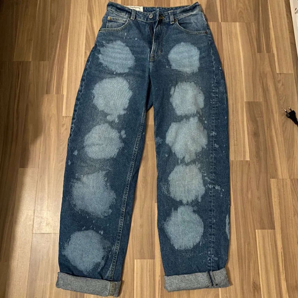 90s jeans från H&M. Coolt mönster som jag gjort själv. Mycket gott skick!. Jeans & Byxor.