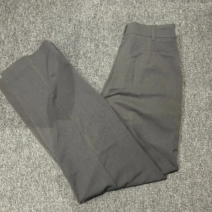 Madlady kostymbyxor med strålveck (Sally) - Gråa kostymbyxor från madlady med stålveck, använda fåtal gånger. Storlek 36- short. Nypris 599kr