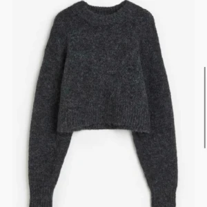 Cropad stickad tröja - Oanvänd med prislapp kvar🥂Storlek M men passar även S. Kan fixa gratis frakt.