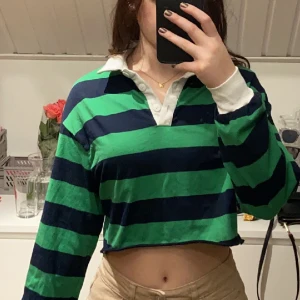 Tröja  - En skjort liknande tröja som är croppad, ger lite draco vibe Hahah 